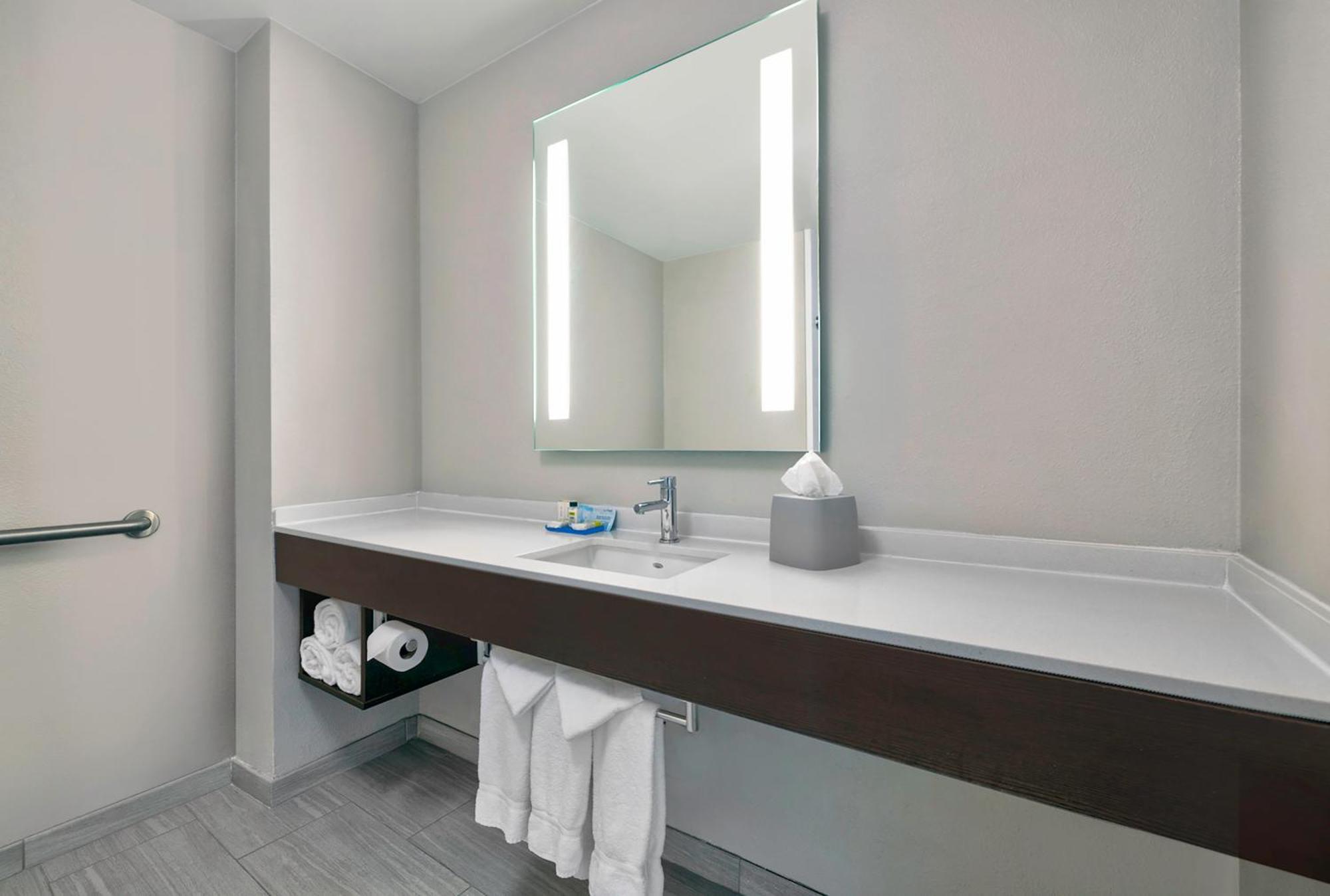 Holiday Inn Express & Suites Kansas City Airport By Ihg Экстерьер фото